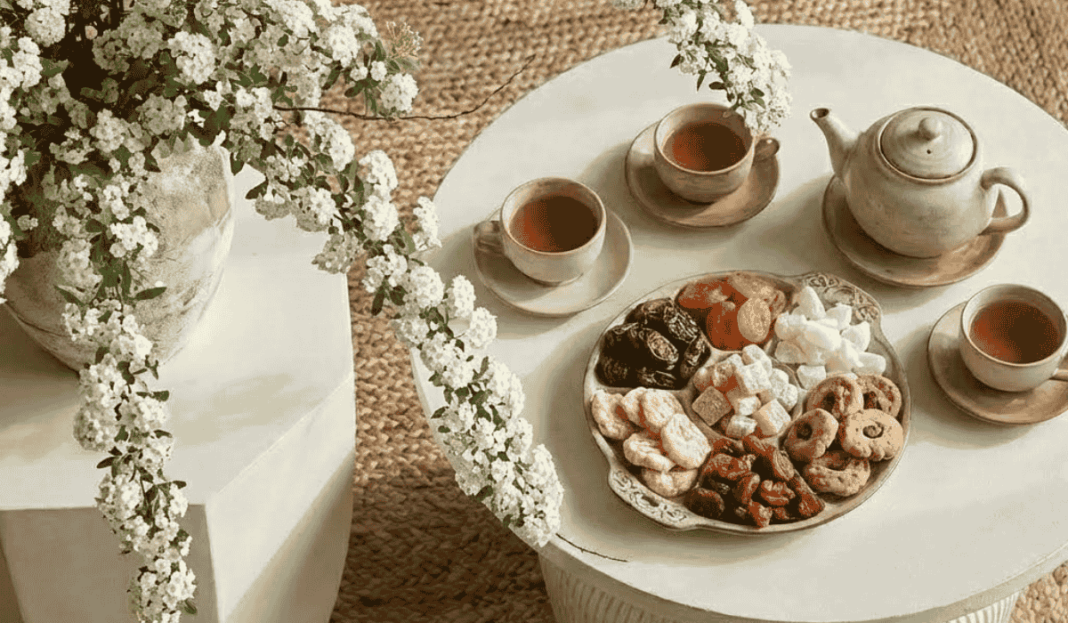 Nghệ Thuật Sắp Đặt Bàn Trà Sofa Phòng Khách Ngày Tết: Khay Mứt, Ấm Trà Và Bàn Xi Măng