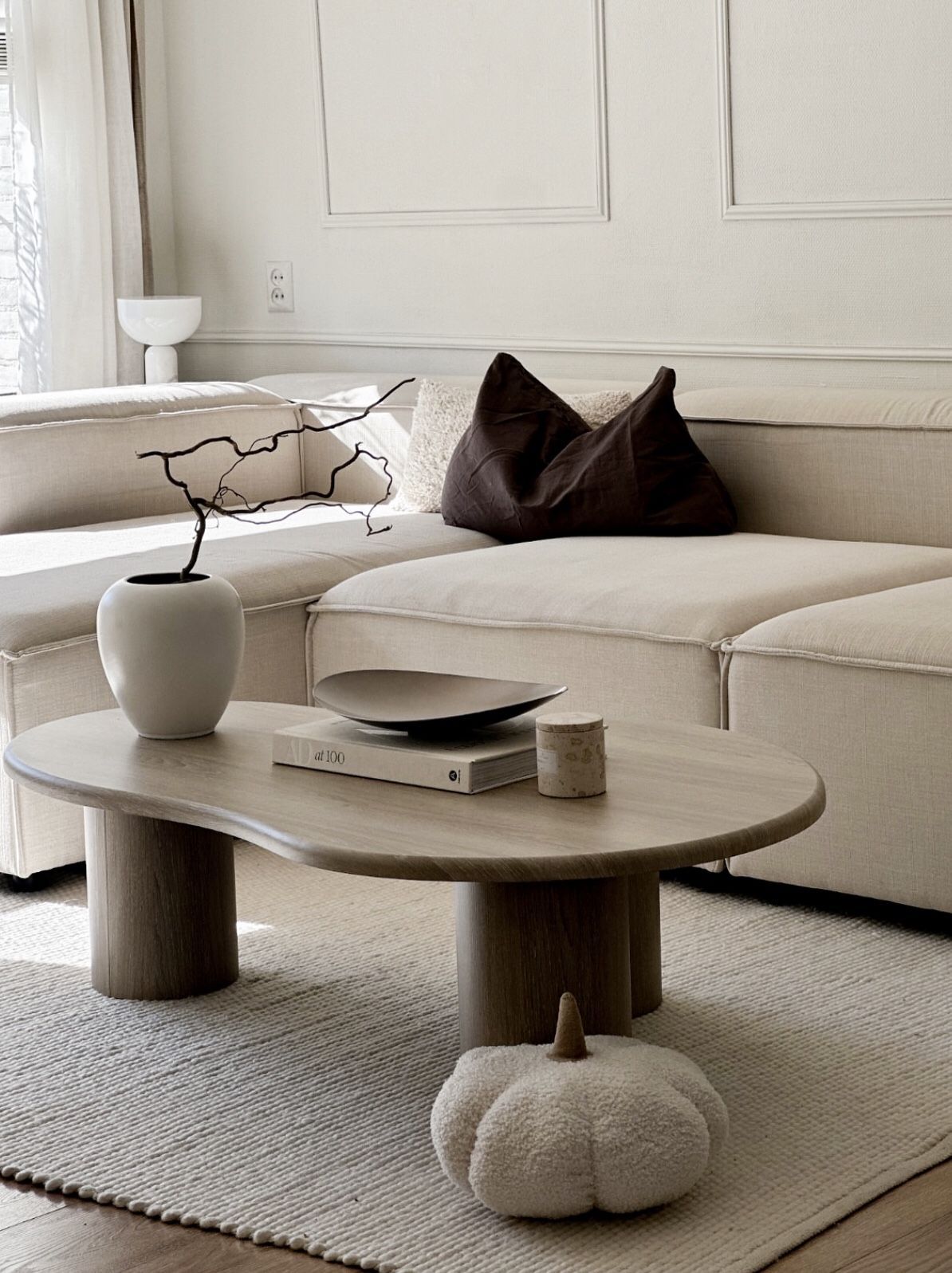 Hướng Dẫn Chọn Kích Thước Bàn Trà Đẹp Phù Hợp Với Sofa Cong Và Sofa Góc